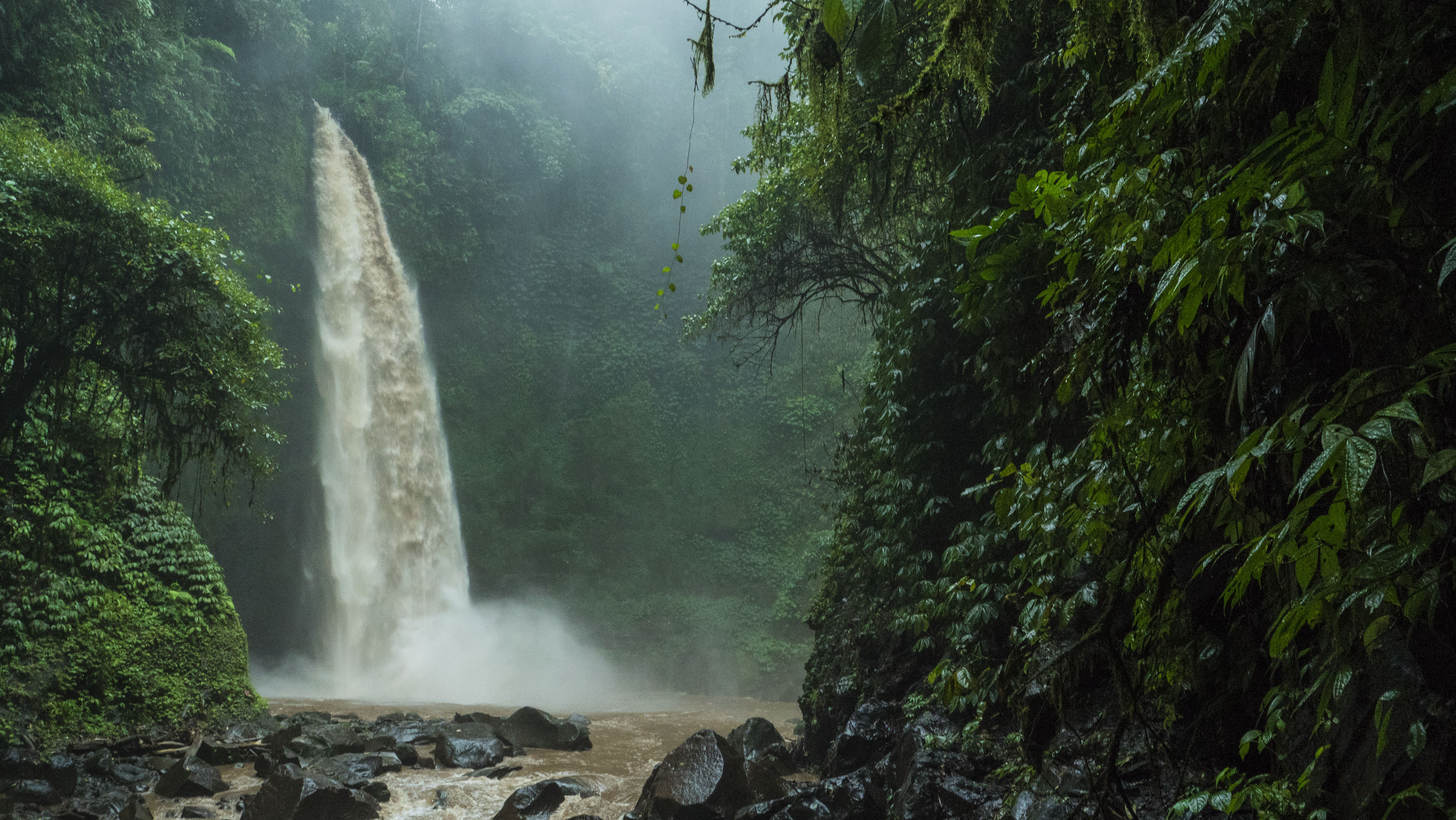 La chute d'eau de Nungnung